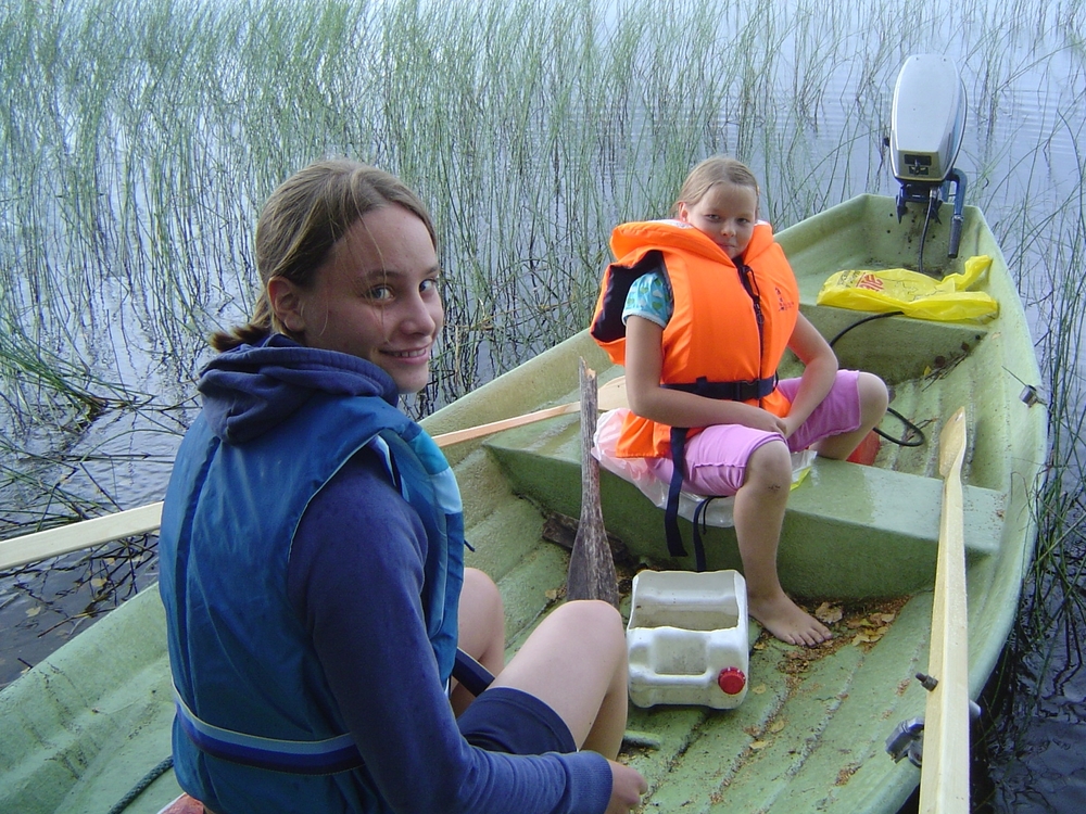 Austauschschülerin mit Gastschwester beim Bootfahren in Finnland
